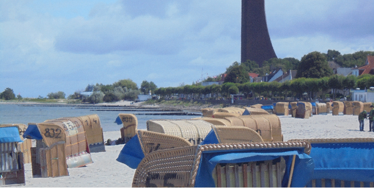Laboe-strand-Ehrendenkmal-monument-strandstoel-Duitsland