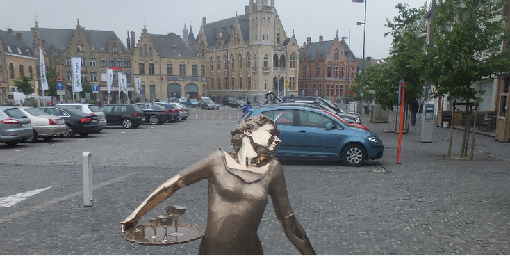 Poperinge-marktplein-beeld-goud-kerk-koopmanshuizen-Brandhoek-België