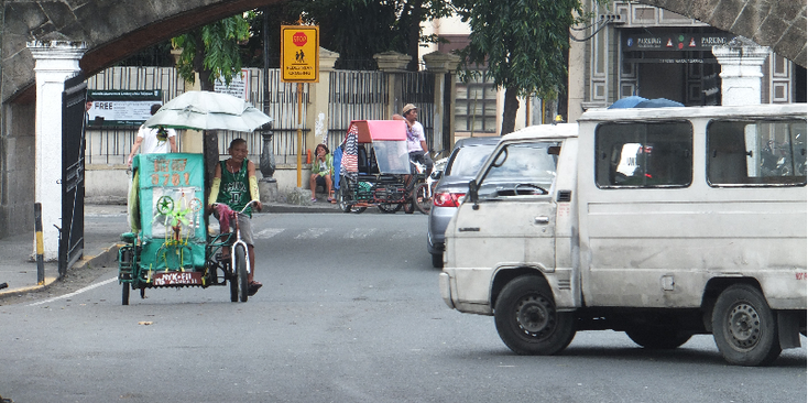 Intramuros-bicycle-busje-straatleven-Manilla-Filipijnen