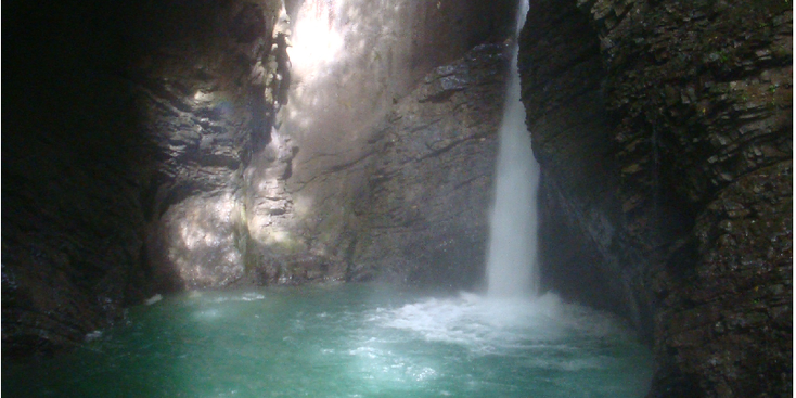 Kozjak-waterval-Kobarid-grot-azuurblauw-water-Slovenië
