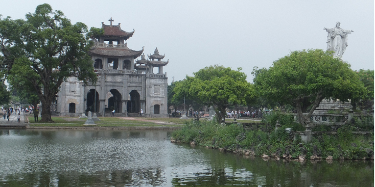 Phat-Diem-kathedraal-meer-eiland-Christus-beeld-Katholiek-Vietnam