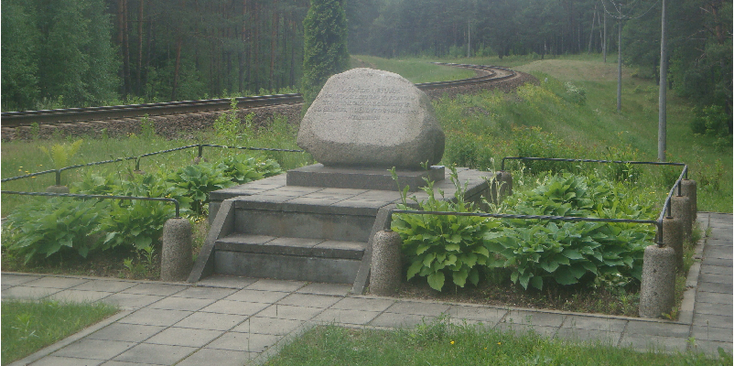 Paneriai-monument-steen-treinrails-concentratiekamp-bos-Litouwen
