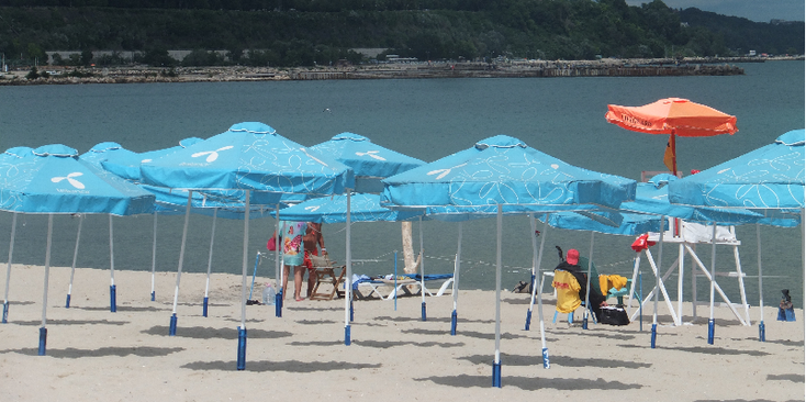 Varna-parasols-strand-Zwarte-Zee-kust-Bulgarije