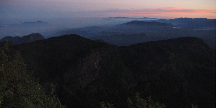 Adams-Peak-pelgrims-heilig-gelovigen-nachtwandeling-Sri-Lanka-wolken
