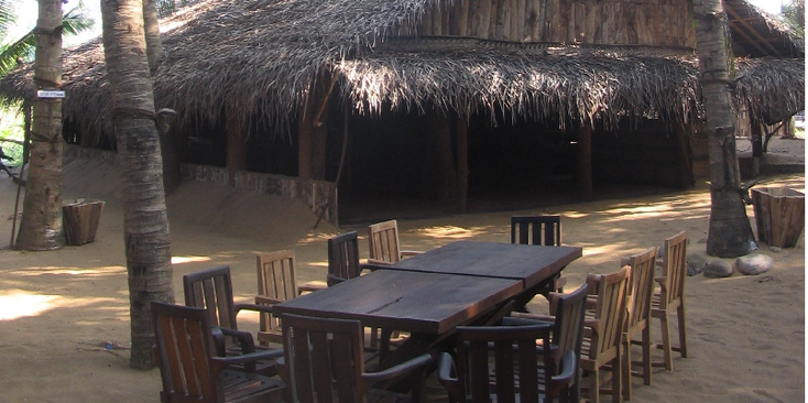 Mount-Lavina-hotel-cafe-bar-rieten-hut-strand-Colombo-Sri-Lanka