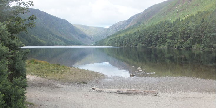 Glendalough-klooster-kerk-ruïnes-muur-stenen-toren-Ierland-meer