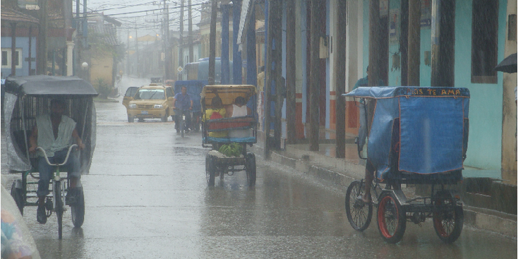 Baracoa-Cuba-regen-tuk-tuk-straatleven