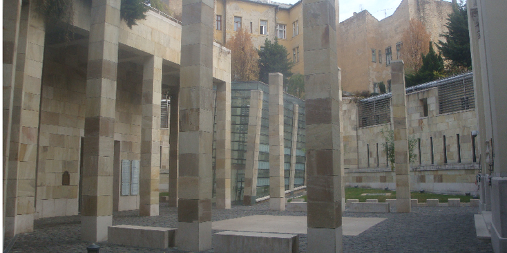 Holocaust-Memorial-Center-Museum-pilaren-tuin-Boedapest-Hongarije