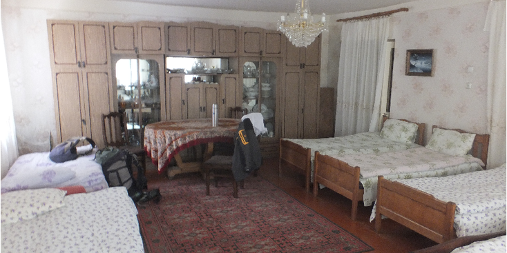 Kazbegi-Nazi-Chkareuli-hostel-slaapzaal-Georgië