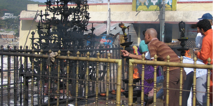 Tirumala-pelgrims-vuur-heilig-India