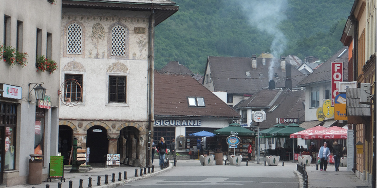 Travnik-moskee-straatleven-winkelstraat-shoppingstraat-Bosnië-Herzegovina