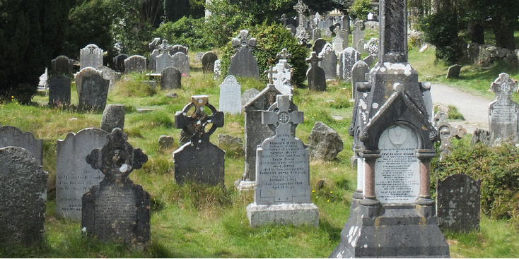 Glendalough-klooster-kerk-ruïnes-muur-stenen-toren-Ierland