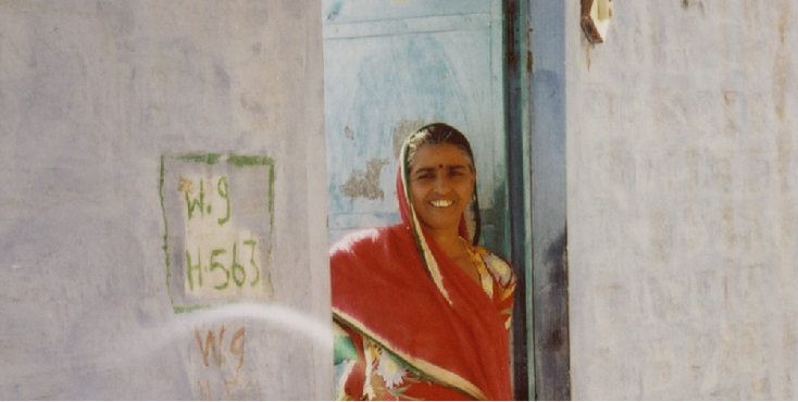 Jodphur-blauwe-stad-persoon-ingang-deur-India