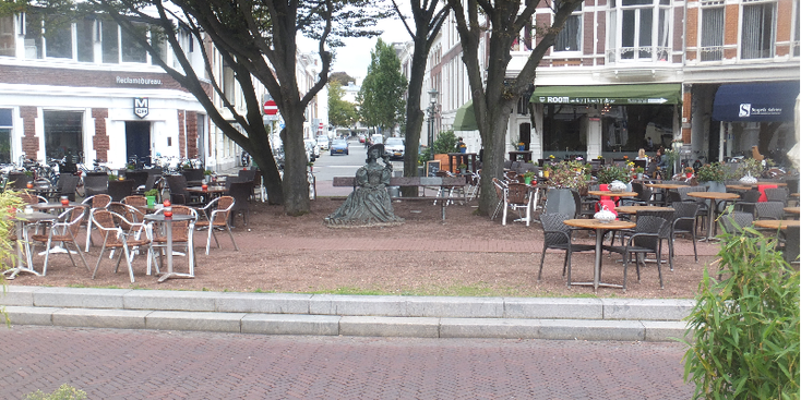 Den-Haag-pleintje-bankje-monument-vrouw-rotonde-sGravenhage-Nederland