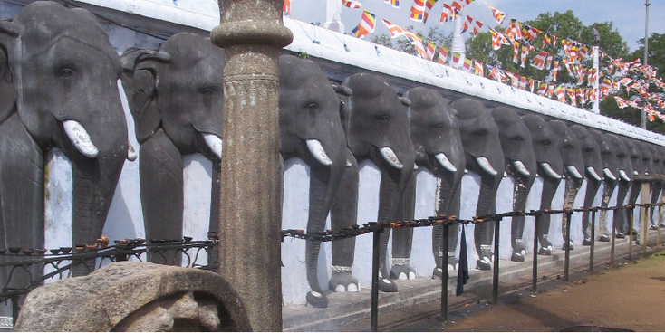 Ruvaneli-Saya-dagoba-beelden-olifanten-tempel-Sri-Lanka