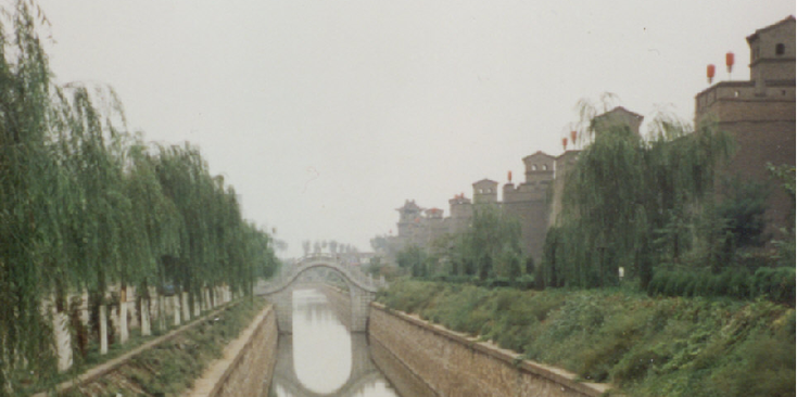 Pingyao-stadsmuren-wachttoren-boog-bruggetje-China