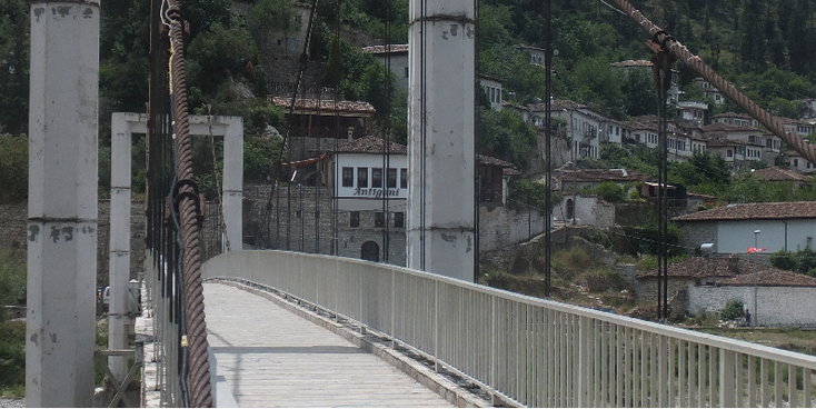 Berat-Gorica-buurt-Mangalem-hangbrug-Osum-rivier-Albanië-Ura -e-Gorces
