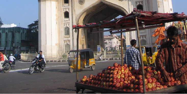 Hyderabad-Charminar-tuk-tuk-straatleven-fruit-stal-India