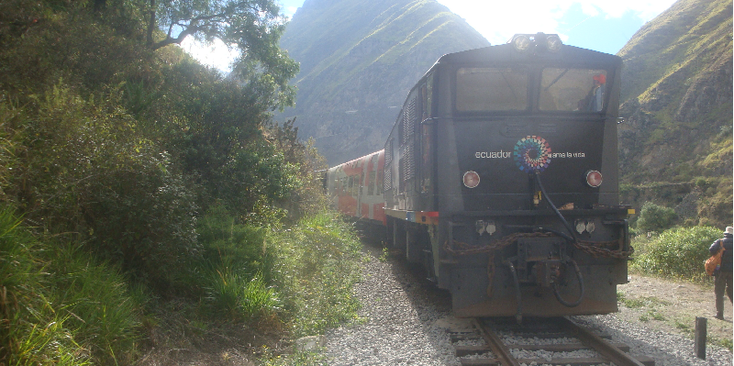 El-Nariz-del-Diablo-treinreis-bergen-duivelsneus-steil-Alausi-zigzaggend-Ecuador