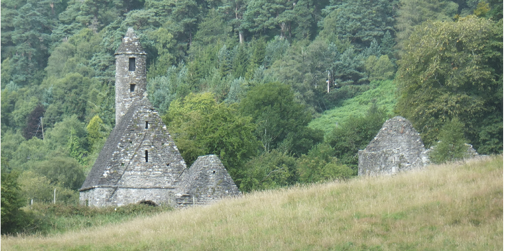 Glendalough-klooster-kerk-ruïnes-muur-stenen-toren-Ierland
