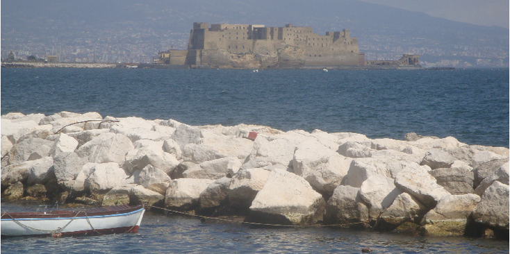 Napels-Castel-dell-Ovo-haven-boot-stenen-kasteel-eiland-Italië