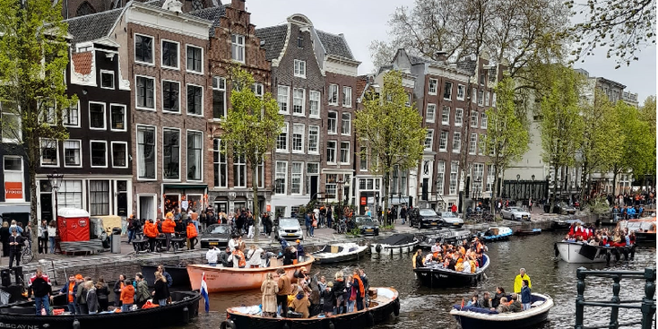 Grachten-gordel-boten-grachtenpanden-Amsterdam