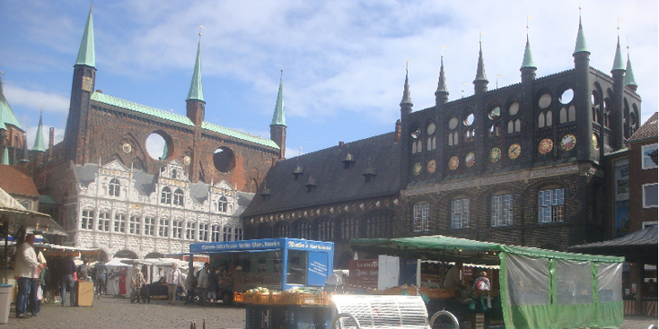 Lubeck-stadhuis-marktplein-torens-Hanzestad-Duitsland-markt