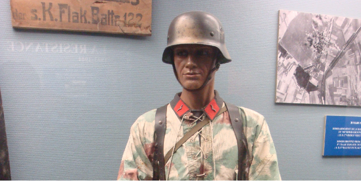 Reims-Frankrijk-overgave-capitulatie-kamer-WW2-museum-Duitse-soldaat-helm