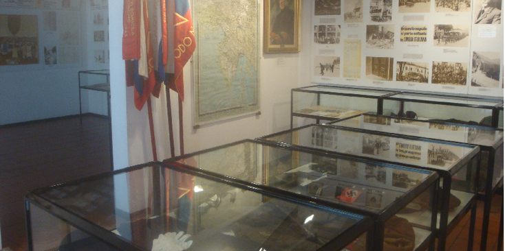 Kobariski-muzej-Kobarid-oorlog-museum-vitrines-foto-vlaggen-Slovenië