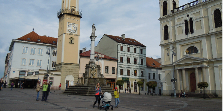 Sint-Franxis-Xavier-kathedraal-Banska-Bystrica-Slowakije-plein