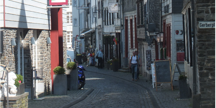 Monschau-koopmanshuizen-vakmanshuizen-Duitsland-shopping-winkelstraat-smal