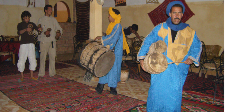 Merzouga-Les-Roches-berbers-muziek-traditioneel-drum-Marokko