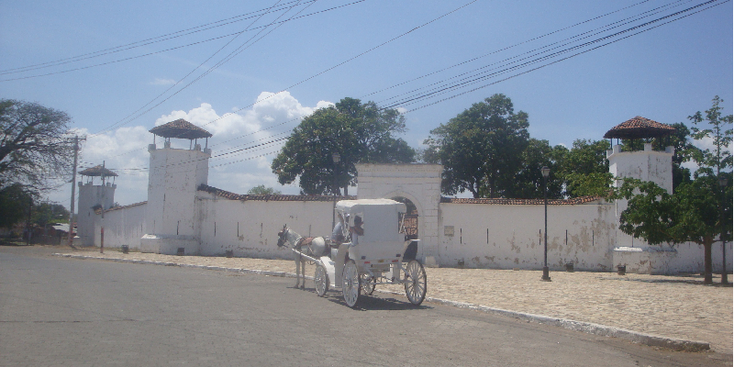 Granada-Spaans-wit-fort-Nicaragua-koets-paard-en-wagen