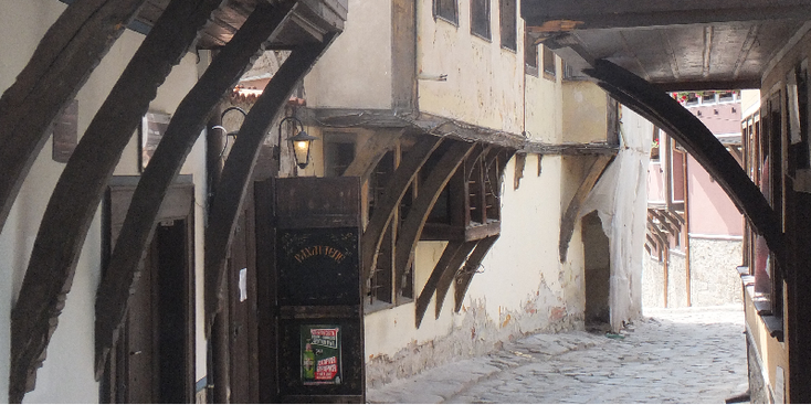 Plovdiv-historische-oude-binnenstad-balkons-keitjes-Bulgarije-bogen