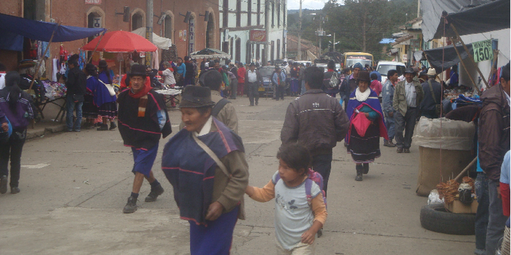 Silvia-Colombia-stam-inheems-traditioneel-kledij-bolhoed-markt-Guambiano-indianen