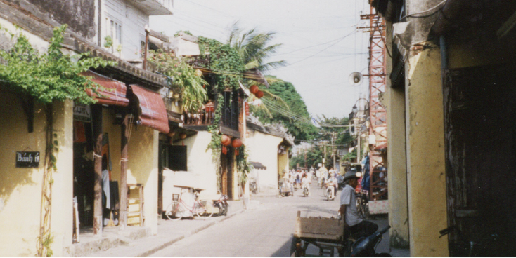 Hoi-An-winkelstraat-straatleven-houten-huizen-Vietnam
