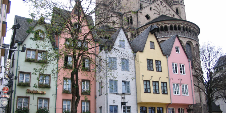 Keulen-gekleurde-koopmanshuizen-oever-Rijn-rivier-Dom-kathedraal-Duitsland