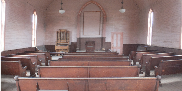 Bodie-Historical-Park-verlaten-mijnstad-kerk-altaar-Verenigde-Staten