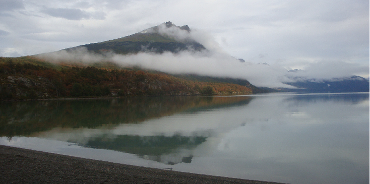 Acigame-meer-Tierra-del-Fuego-nationaal-park-herfstkleuren-meer-bergen-mist-Argentinië