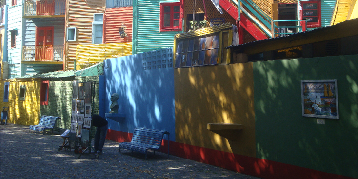 Boca-wijk-gekleurde-huizen-muren-hekken-bankjes-fel-Buenos-Aires-Argentinië