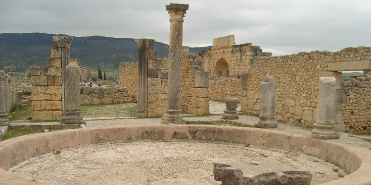 Volubilis-Romeinse-ruïnes-columns-pilaren-Meknes-Marokko