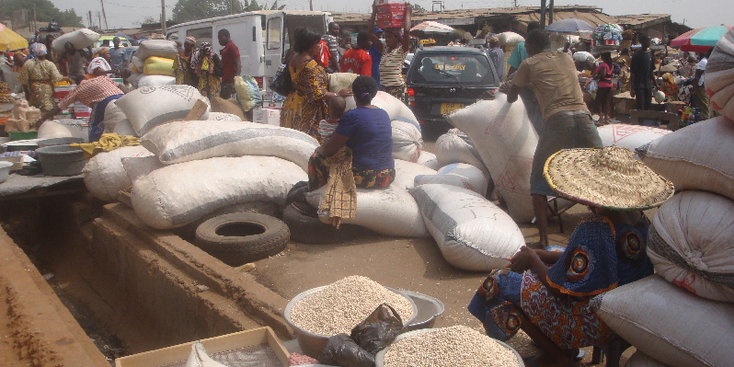 Accra-Ghana-markt-kind-straatleven-rijst-zakken