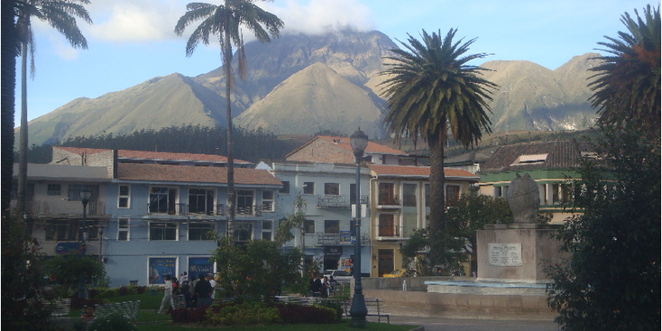 Otavalo-parque-central-palmbomen-monument-Ecuador