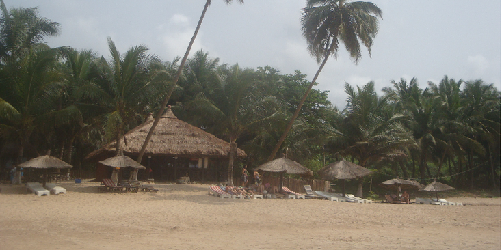 Axim-Ghana-strand-strandhut-riet-palmboom-zon-zee