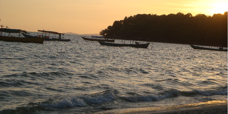 Sihanoukville-Cambodja-strand-zon-zand-zee-ondergaande