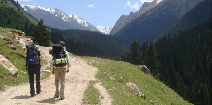 Altyn-Arashan-wandelpad-vallei-rivier-alpenweiden-Kirgizië