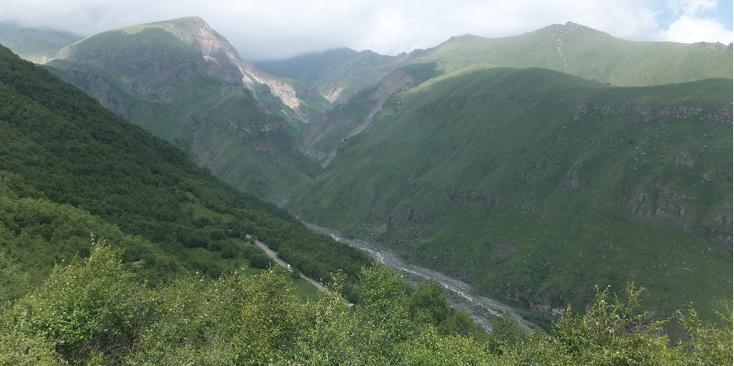 Kazbegi-Georgië-berg-Kaukasus-uitzicht