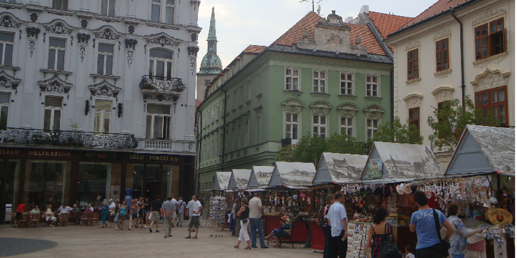 Bratislava-plein-terras-markt-herenhuizen-Slowakije