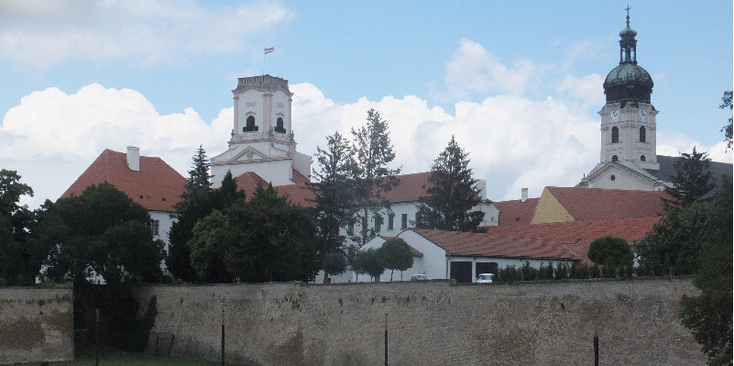 Gyor-stadsmuur-kerk-Hongarije
