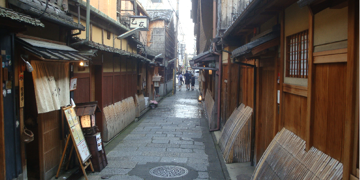 Kyoto-smal-straatje-houten-huizen-traditioneel-Japan